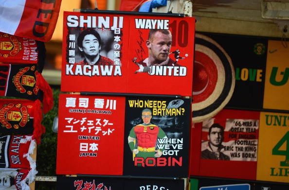 Những món đồ lưu niệm có in hình của Kagawa, Rooney và Van Persie được bày bán bên ngoài Old Trafford.